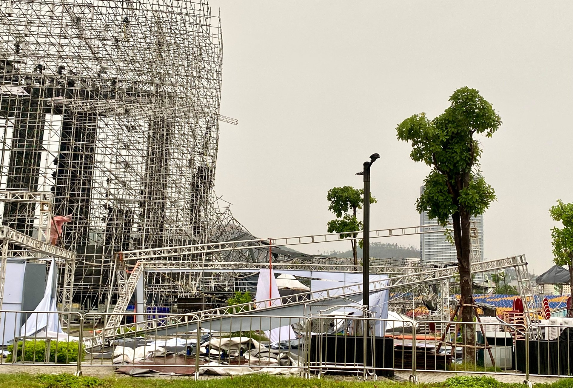 Sập sân khấu nhạc hội Superfest 2025 tại Quảng Ninh- Ảnh 1. Sập sân khấu nhạc hội Superfest 2025 tại Quảng Ninh- Ảnh 1.