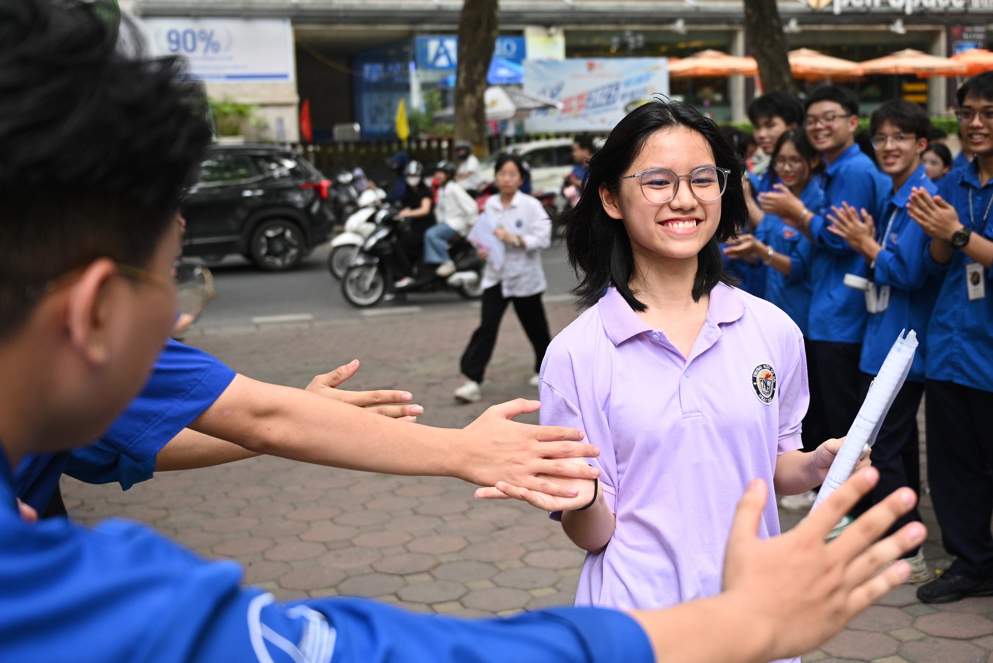 Suốt từ hôm qua đến nay, phụ huynh có con thi lớp 10 nhận loạt tin vui, một cú &quot;sảy chân&quot; chỉ chờ mỗi khoảnh khắc này- Ảnh 1.