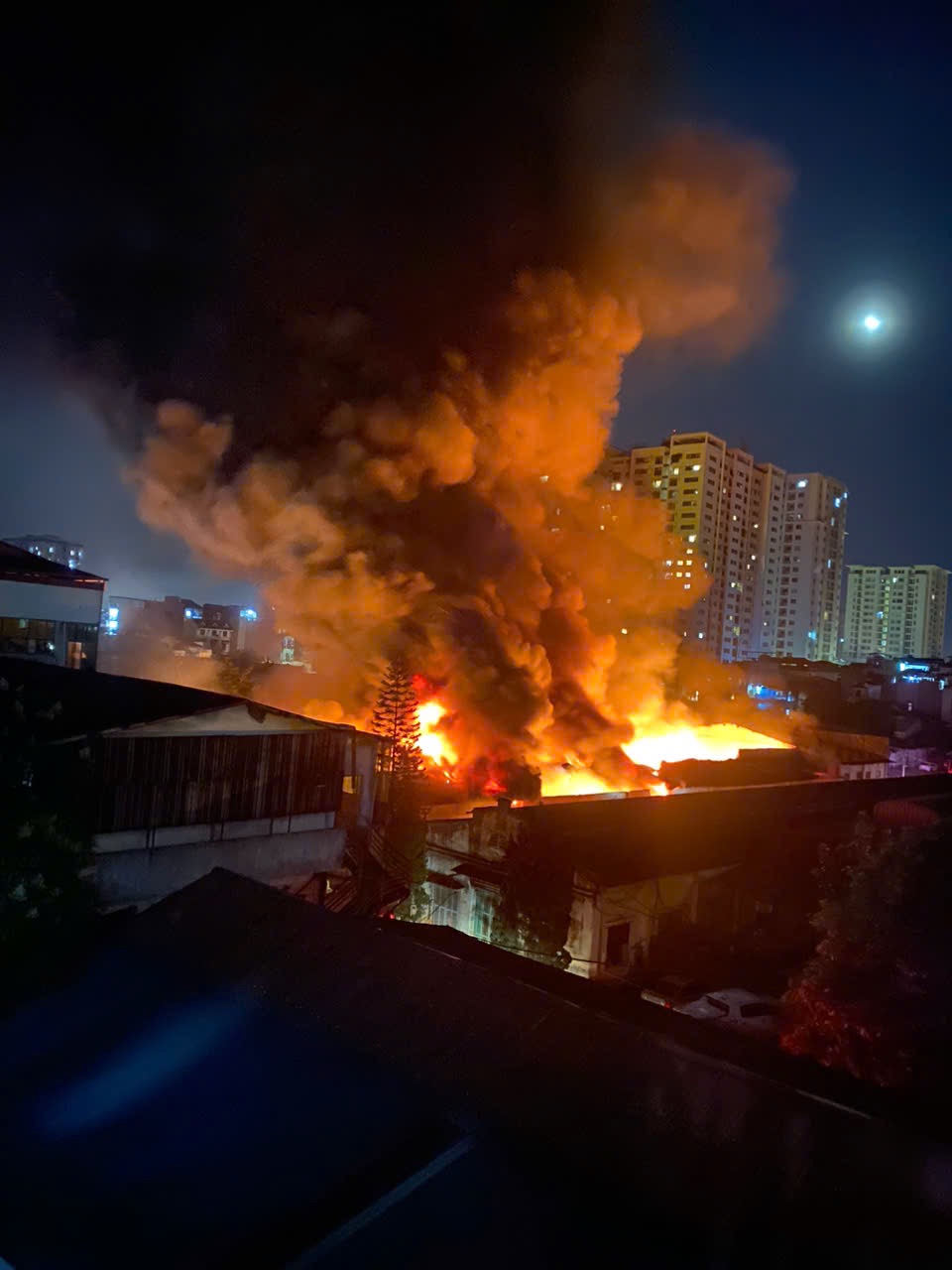 Người dân bàng hoàng kể lại vụ cháy ngùn ngụt trong đêm ở Hà Nội: “Ngọn lửa nhanh chóng cháy lan, một vài người cố gắng dập lửa nhưng không được” - Ảnh 1.