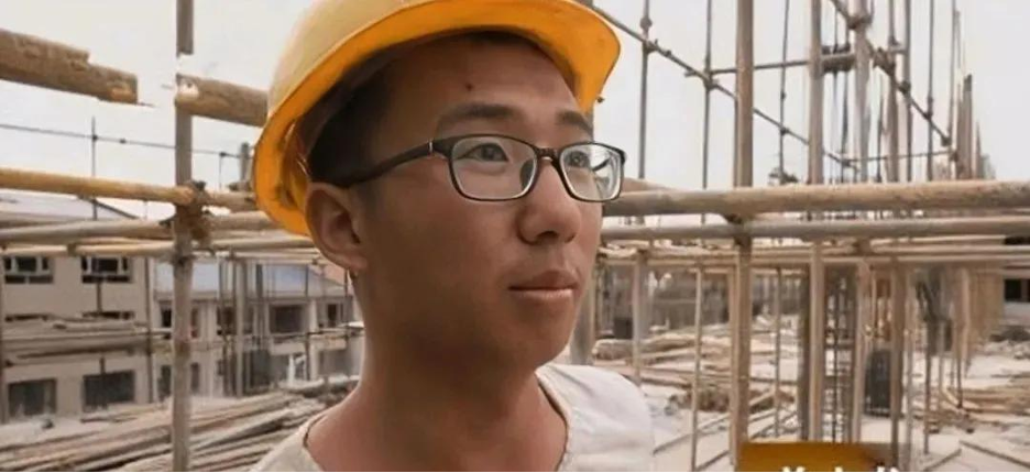 Nhận xét đề thi ĐH quá dễ, nam sinh vừa ôn tập vừa làm công nhân nhận số điểm không ai ngờ đến: Bật khóc ngay tại công trường - Ảnh 2. Nhận xét đề thi ĐH quá dễ, nam sinh vừa ôn tập vừa làm công nhân nhận số điểm không ai ngờ đến: Bật khóc ngay tại công trường - Ảnh 2.