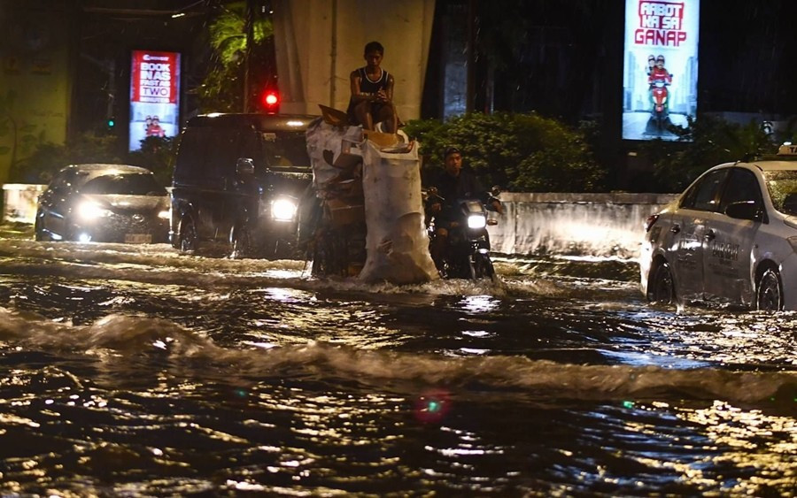 Những hình ảnh ban đầu cho thấy sức tàn phá của bão Wipha: Gió giật lên tới 125km/h, nhiều cảnh báo khẩn đã được đưa ra - Ảnh 2.
