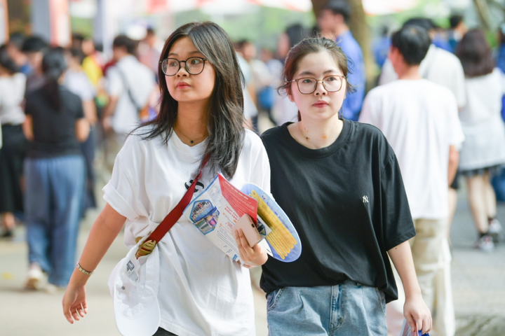 Thí sinh lo tổ hợp có môn Toán, Anh bị thiệt, Bộ Giáo dục và Đào tạo trấn an - Ảnh 1. Thí sinh lo tổ hợp có môn Toán, Anh bị thiệt, Bộ Giáo dục và Đào tạo trấn an - Ảnh 1.