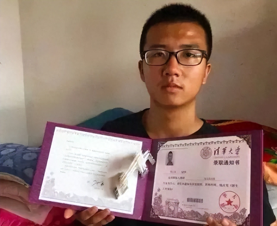 Nhận xét đề thi ĐH quá dễ, nam sinh vừa ôn tập vừa làm công nhân nhận số điểm không ai ngờ đến: Bật khóc ngay tại công trường - Ảnh 1. Nhận xét đề thi ĐH quá dễ, nam sinh vừa ôn tập vừa làm công nhân nhận số điểm không ai ngờ đến: Bật khóc ngay tại công trường - Ảnh 1.