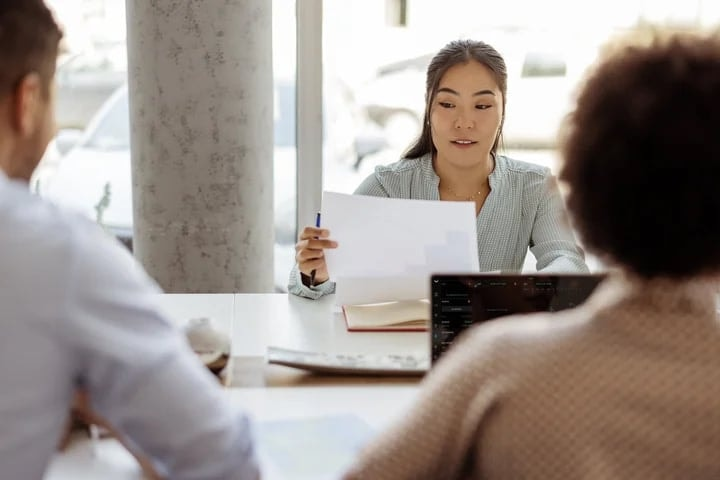 Sếp hỏi “Khi nào bạn có thể bắt đầu làm việc?”, ứng viên thường nhanh nhảu &quot;ngay lập tức&quot;, người EQ cao khéo léo, được đánh giá chuyên nghiệp, trúng tuyển ngay - Ảnh 1.
