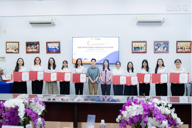HUFLIT công bố điểm nhận hồ sơ xét tuyển năm 2025, khuyến khích thí sinh chọn NV1 để có cơ hội giảm 50% học phí - Ảnh 3.