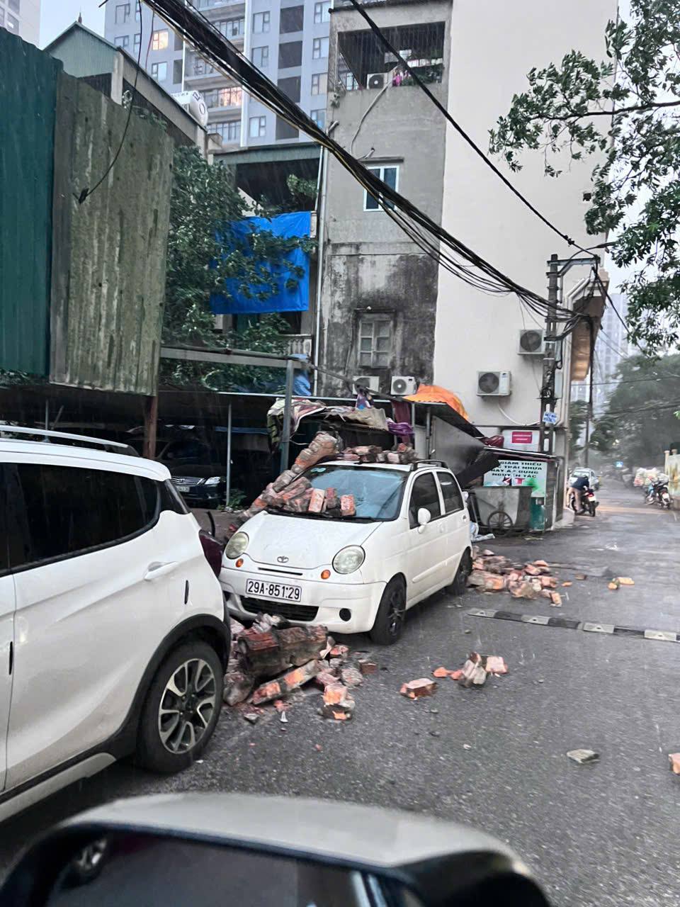 Chùm ảnh: Đường phố Hà Nội tan hoang sau cơn giông kinh hoàng, cây xanh bật gốc và gãy đổ hàng loạt - Ảnh 17.