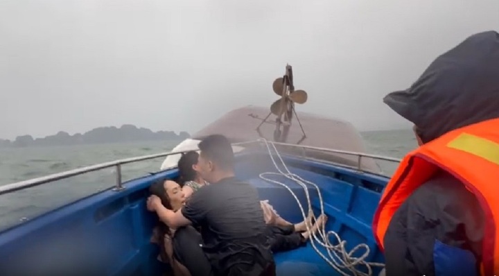 Hình ảnh mới nhất tại hiện trường vụ lật tàu thương tâm trên vịnh Hạ Long - Ảnh 13. Hình ảnh mới nhất tại hiện trường vụ lật tàu thương tâm trên vịnh Hạ Long - Ảnh 13.