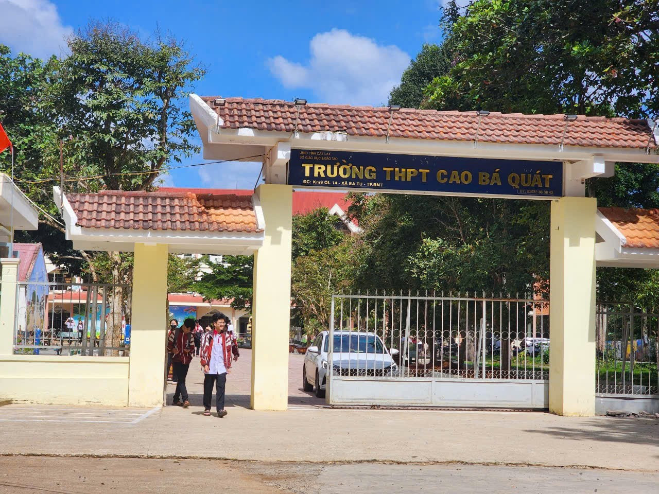 Nữ sinh Đắk Lắk bất ngờ đỗ tốt nghiệp sau khi bị từ chối cho học lại - Ảnh 1.