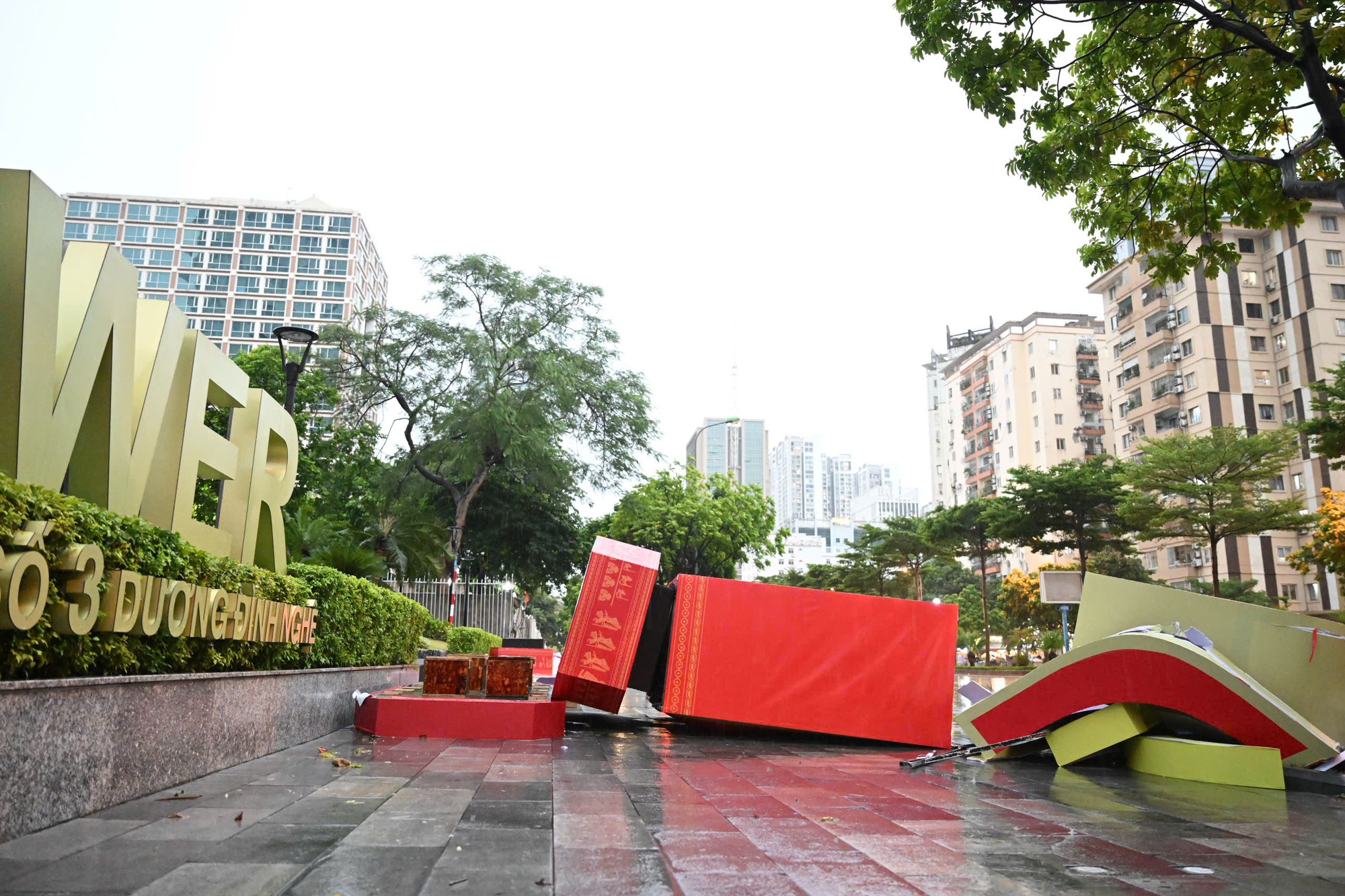Chùm ảnh: Đường phố Hà Nội tan hoang sau cơn giông kinh hoàng, cây xanh bật gốc và gãy đổ hàng loạt - Ảnh 13.