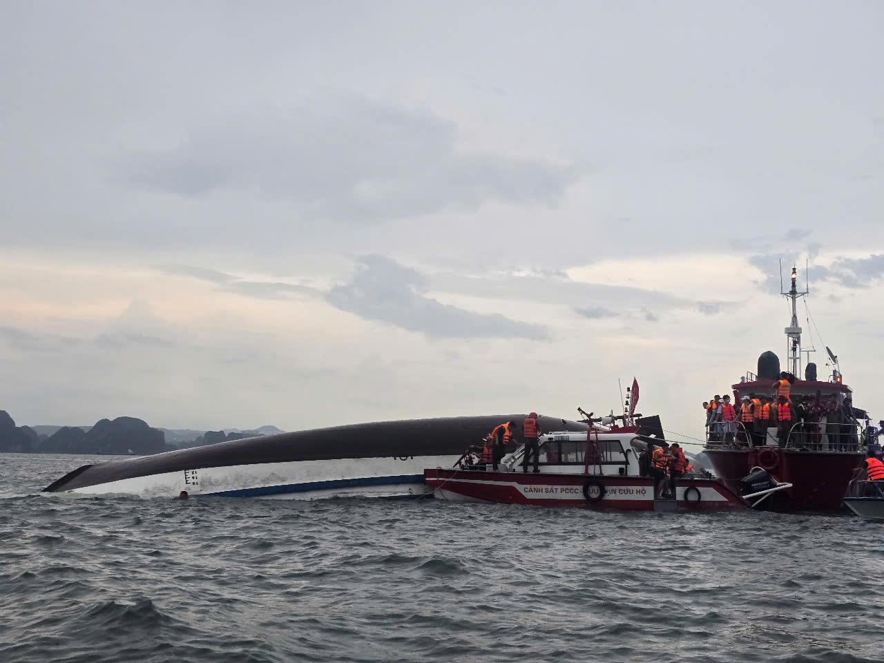 Vụ đắm tàu du lịch trên vịnh Hạ Long: Cứu được 11 người, tìm thấy 28 thi thể nạn nhân - Ảnh 3.