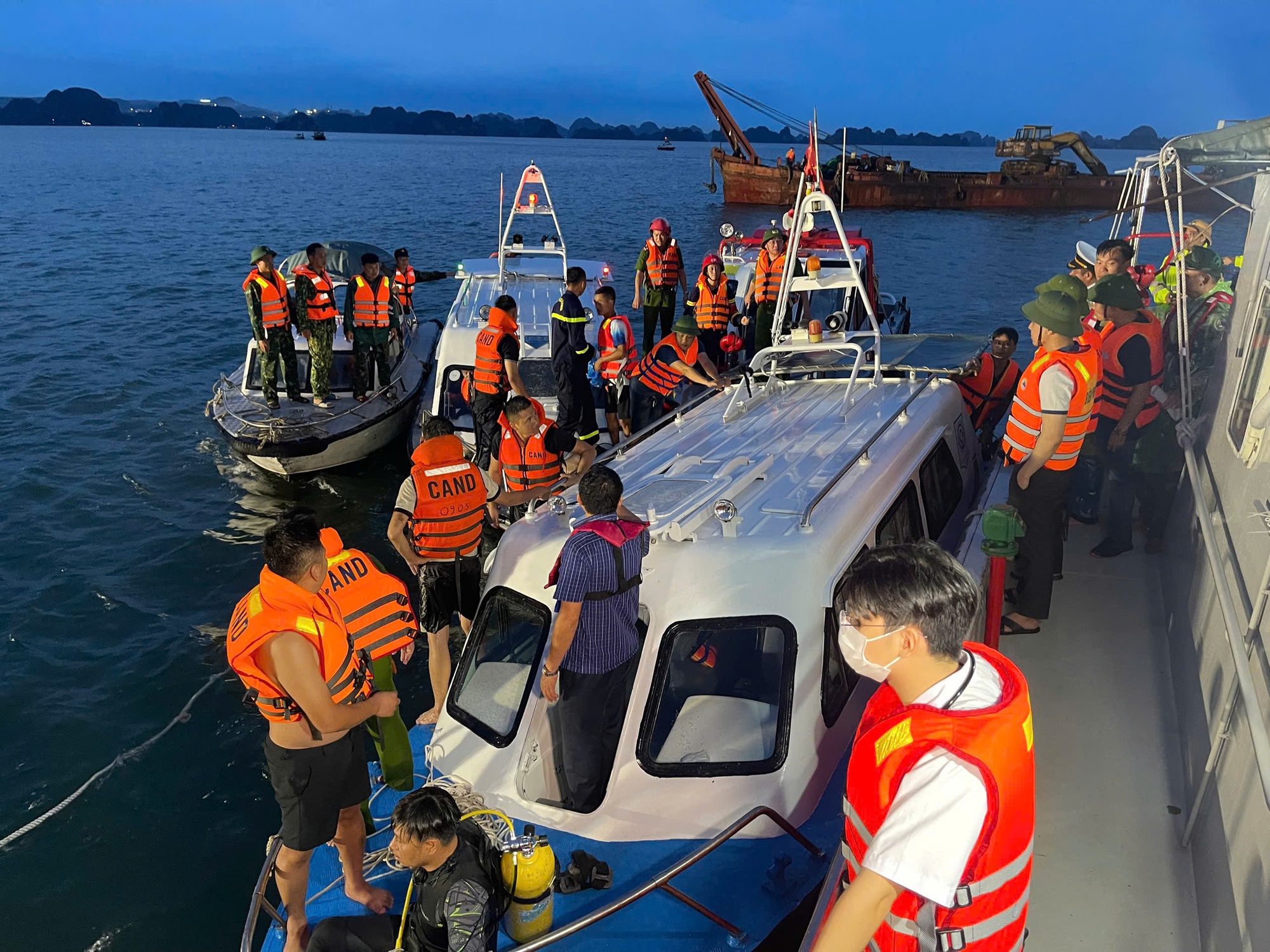 Tìm kiếm nạn nhân vụ tàu du lịch bị đắm trên vịnh Hạ Long - Ảnh 2.