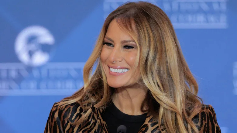 Đệ nhất phu nhân Melania Trump gần như không già đi trong 20 năm: U60 vẫn có làn da mịn mướt, nhìn thực đơn ăn uống mới thấy toàn &quot;bom tấn&quot; về dinh dưỡng- Ảnh 2.