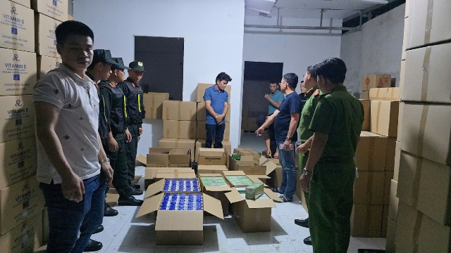 Cận cảnh quy trình sản xuất làm giả gần 70.000 chai 