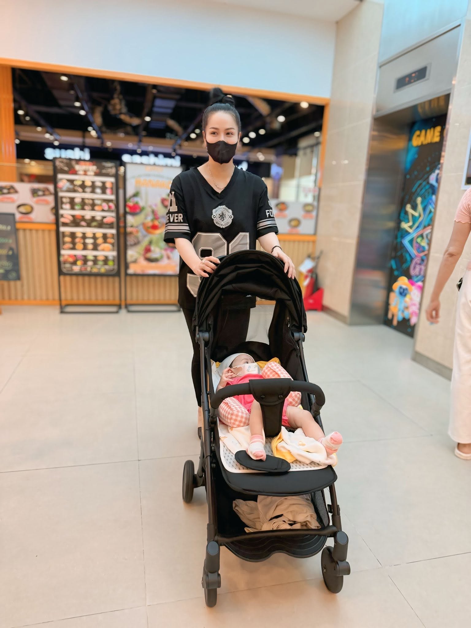 Cuộc sống mẹ bỉm của nghệ sĩ ở biệt thự 500 m2, không lấy chồng sau gần 6 tháng sinh con tuổi 40 - Ảnh 4.