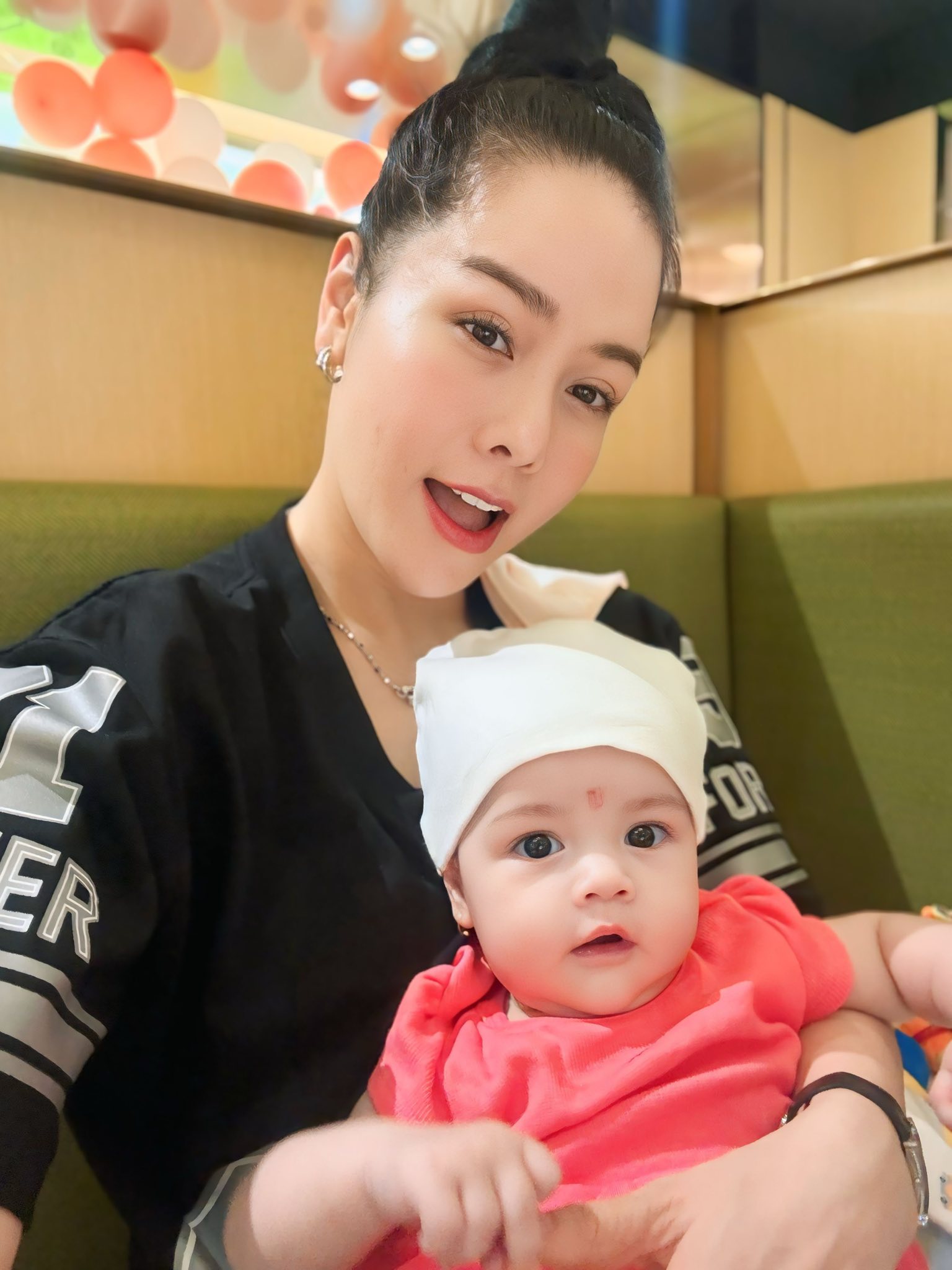 Cuộc sống mẹ bỉm của nghệ sĩ ở biệt thự 500 m2, không lấy chồng sau gần 6 tháng sinh con tuổi 40 - Ảnh 2.