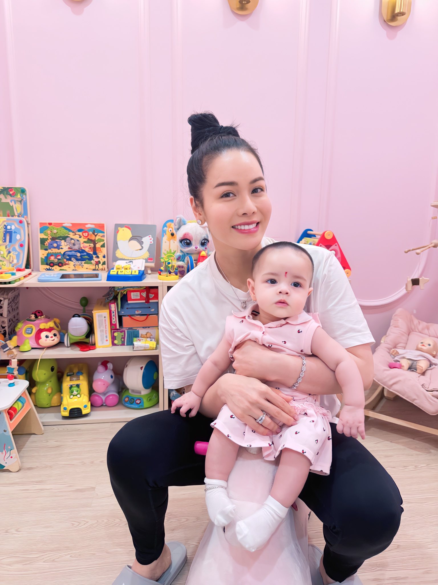Cuộc sống mẹ bỉm của nghệ sĩ ở biệt thự 500 m2, không lấy chồng sau gần 6 tháng sinh con tuổi 40 - Ảnh 5.