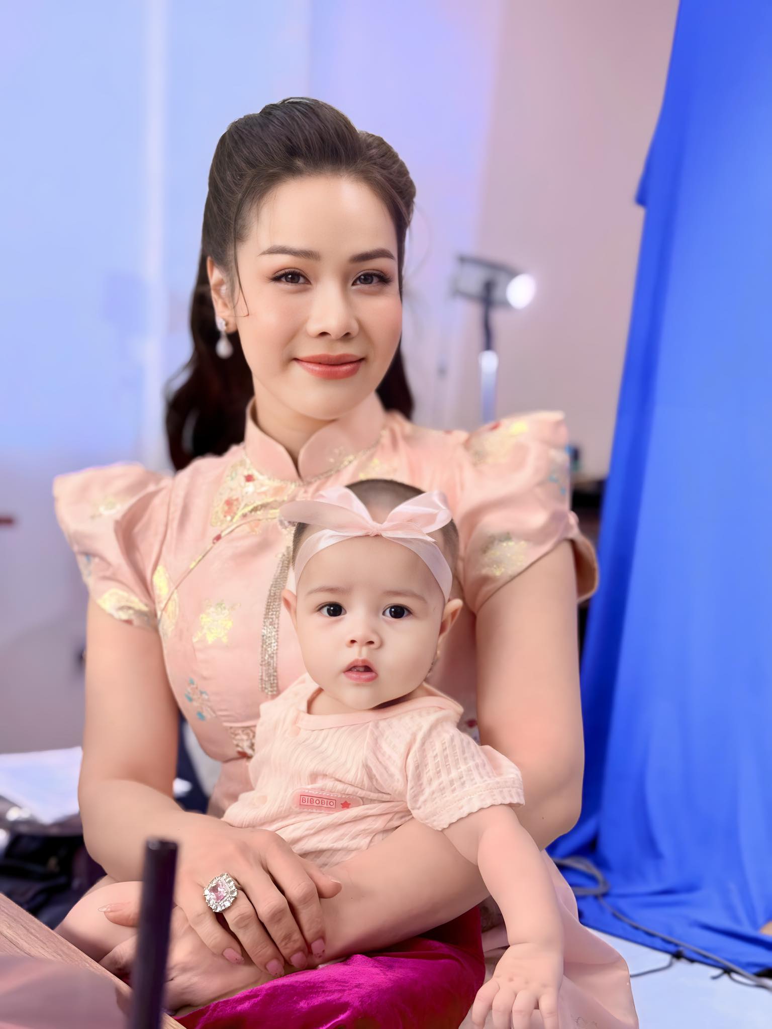 Cuộc sống mẹ bỉm của nghệ sĩ ở biệt thự 500 m2, không lấy chồng sau gần 6 tháng sinh con tuổi 40 - Ảnh 3.