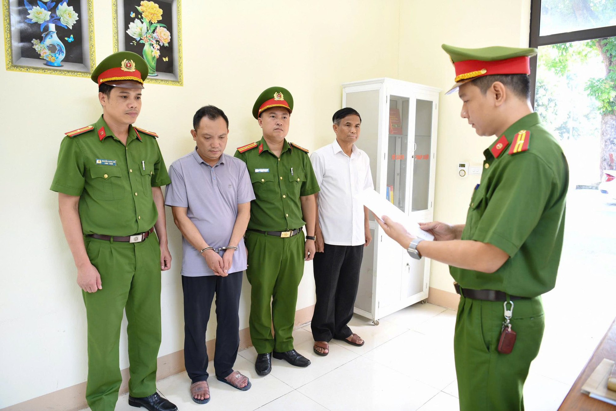 Bắt tạm giam Giám đốc Công ty ATHENA Việt Nam vì sản xuất hàng nghìn mỹ phẩm giả - Ảnh 1.