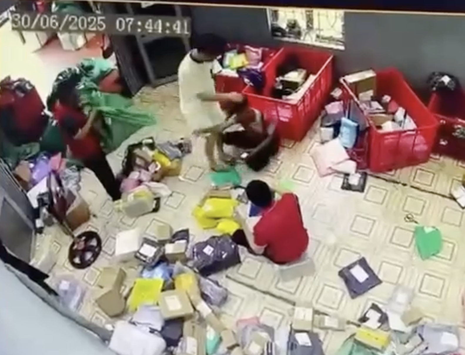 Công ty vận chuyển thông tin về vụ nam shipper bị đánh ở kho Hải Phòng: Là trụ cột chính trong gia đình, hoàn cảnh khó khăn - Ảnh 1.