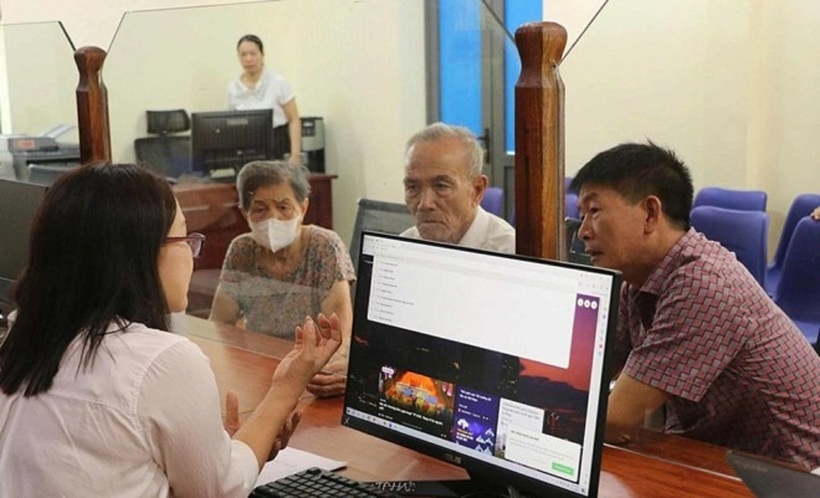 Cặp đôi U90 nắm tay nhau đi đăng ký kết hôn ngày đầu vận hành xã, phường mới - Ảnh 1.