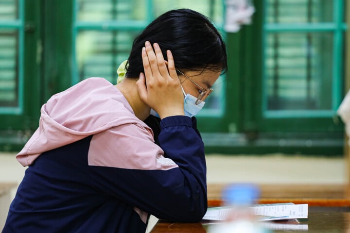 Sau cú sốc đề Toán, tiếng Anh khó, nhiều sĩ tử bất an lo trượt đại học - Ảnh 1.