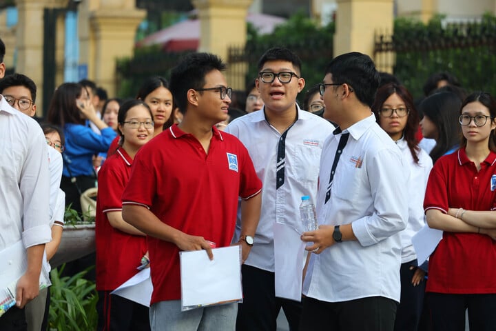Sau cú sốc đề Toán, tiếng Anh khó, nhiều sĩ tử bất an lo trượt đại học - Ảnh 2.