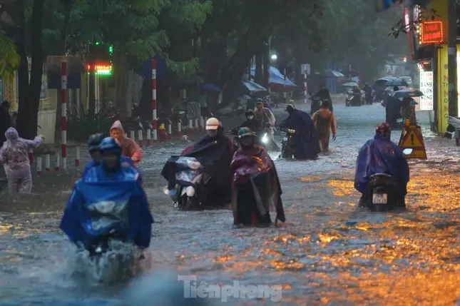 Vì sao mưa lớn ngày càng dữ dội ở Việt Nam? - Ảnh 1.