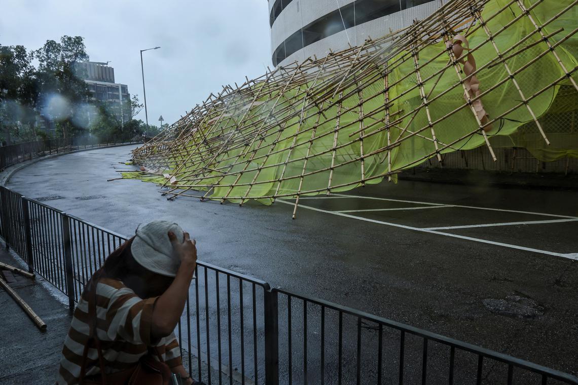 Bão Wipha đã tấn công Hong Kong (Trung Quốc): Sức gió tới hơn 167km/h, mưa lớn càn quét - Ảnh 1.