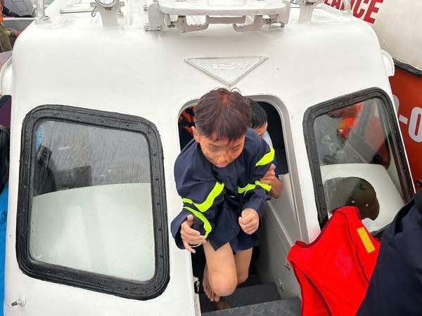 Lời kể của những người sống sót sau vụ lật tàu ở vịnh Hạ Long - Ảnh 2. Lời kể của những người sống sót sau vụ lật tàu ở vịnh Hạ Long - Ảnh 2.