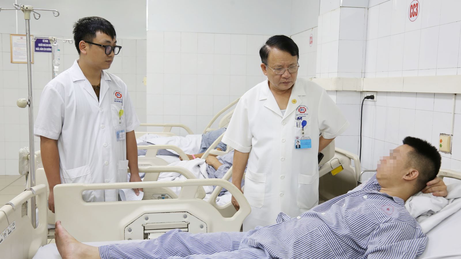 Bệnh viện Đa khoa Quảng Ninh bật báo động đỏ, huy động 150 y bác sĩ cấp cứu các nạn nhân trong thảm họa lật tàu - Ảnh 1. Bệnh viện Đa khoa Quảng Ninh bật báo động đỏ, huy động 150 y bác sĩ cấp cứu các nạn nhân trong thảm họa lật tàu - Ảnh 1.