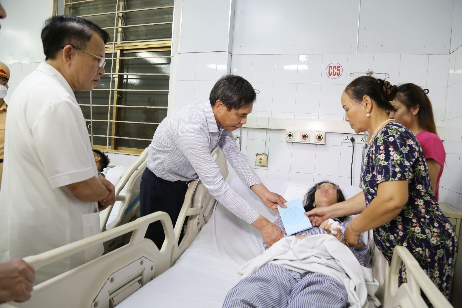 Bệnh viện Đa khoa Quảng Ninh bật báo động đỏ, huy động 150 y bác sĩ cấp cứu các nạn nhân trong thảm họa lật tàu - Ảnh 5. Bệnh viện Đa khoa Quảng Ninh bật báo động đỏ, huy động 150 y bác sĩ cấp cứu các nạn nhân trong thảm họa lật tàu - Ảnh 5.