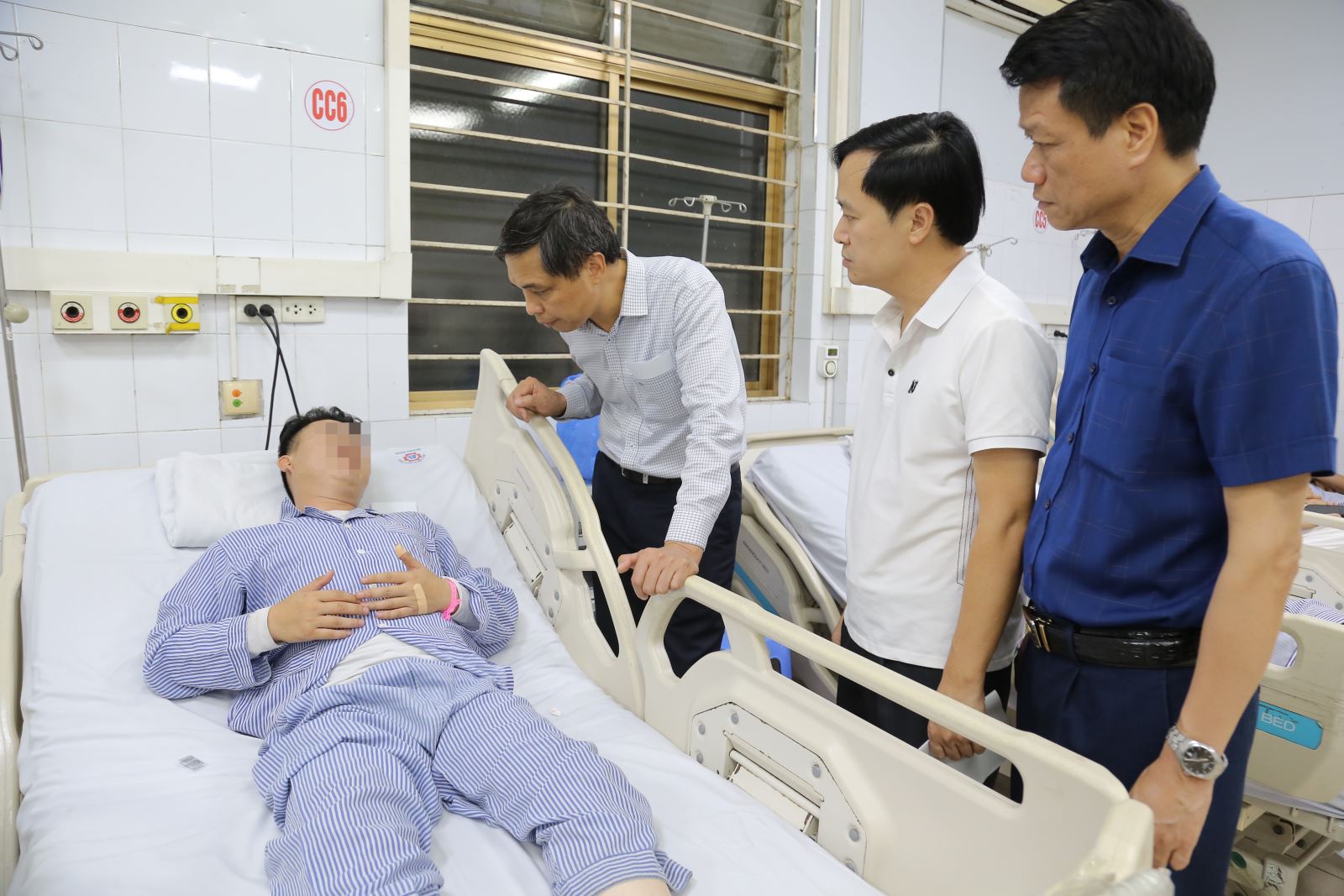 Bệnh viện Đa khoa Quảng Ninh bật báo động đỏ, huy động 150 y bác sĩ cấp cứu các nạn nhân trong thảm họa lật tàu - Ảnh 4. Bệnh viện Đa khoa Quảng Ninh bật báo động đỏ, huy động 150 y bác sĩ cấp cứu các nạn nhân trong thảm họa lật tàu - Ảnh 4.