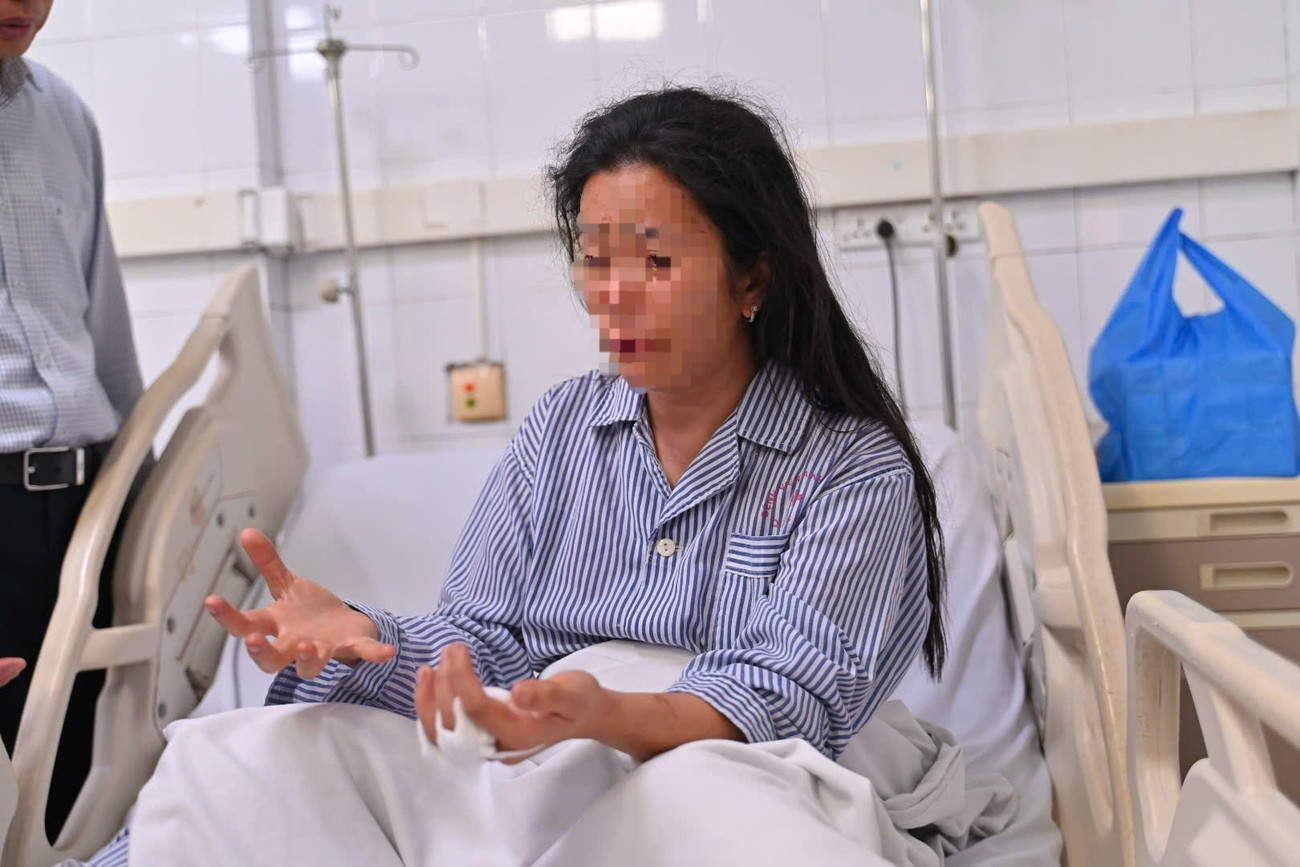 Vụ lật tàu ở Hạ Long: Lời kể của người vợ đang tìm chồng và 2 con mất tích- Ảnh 1. Vụ lật tàu ở Hạ Long: Lời kể của người vợ đang tìm chồng và 2 con mất tích- Ảnh 1.