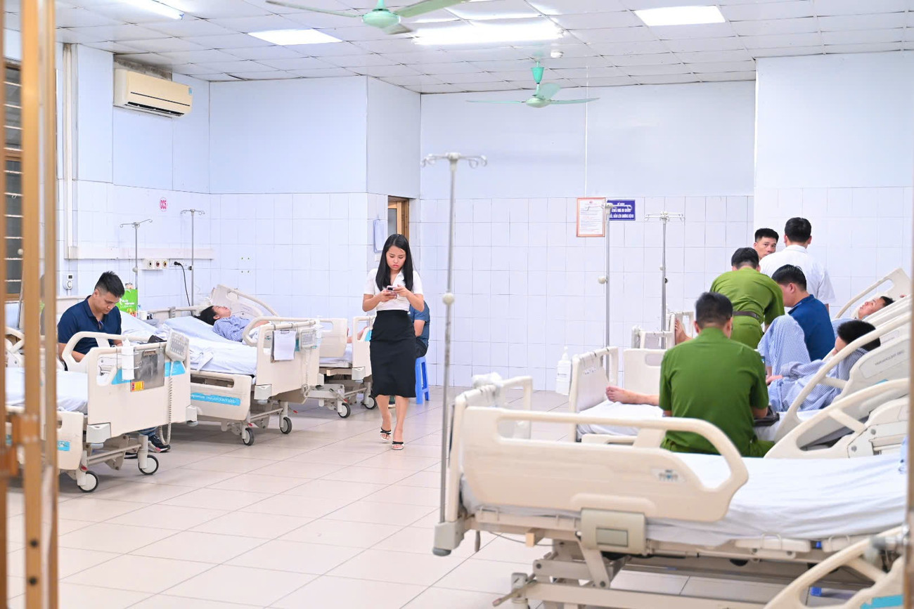 Vụ lật tàu ở Hạ Long: Lời kể của người vợ đang tìm chồng và 2 con mất tích- Ảnh 3. Vụ lật tàu ở Hạ Long: Lời kể của người vợ đang tìm chồng và 2 con mất tích- Ảnh 3.