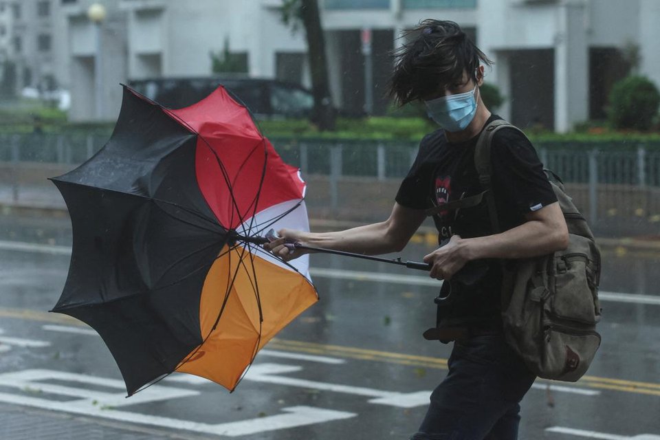 Bão Wipha đã tấn công Hong Kong (Trung Quốc): Sức gió tới hơn 167km/h, mưa lớn càn quét - Ảnh 2.