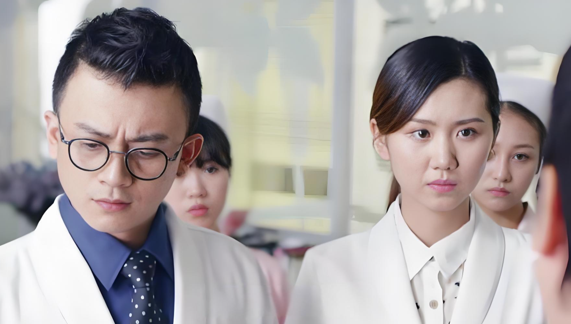 Vừa biết thân phận thật của em rể, chồng tôi khựng lại, cười nhăn nhó như xấu hổ muốn chui xuống đất- Ảnh 1.