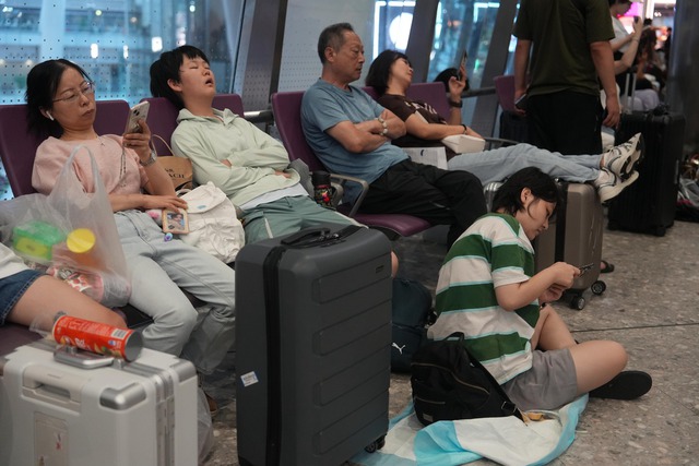 Bão Wipha hiện đang ở đâu? Nhiều nơi “căng mình” trước cơn bão dữ dội, chuyến bay bị hoãn, người dân được khuyến cáo ở trong nhà - Ảnh 2. Bão Wipha hiện đang ở đâu? Nhiều nơi “căng mình” trước cơn bão dữ dội, chuyến bay bị hoãn, người dân được khuyến cáo ở trong nhà - Ảnh 2.