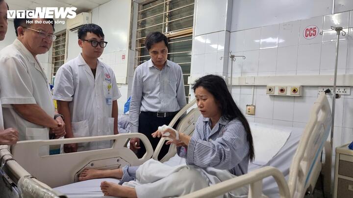 Vụ lật tàu ở Hạ Long: Tìm thấy thêm thi thể khi trục vớt tàu; 35 người tử vong - Ảnh 12.