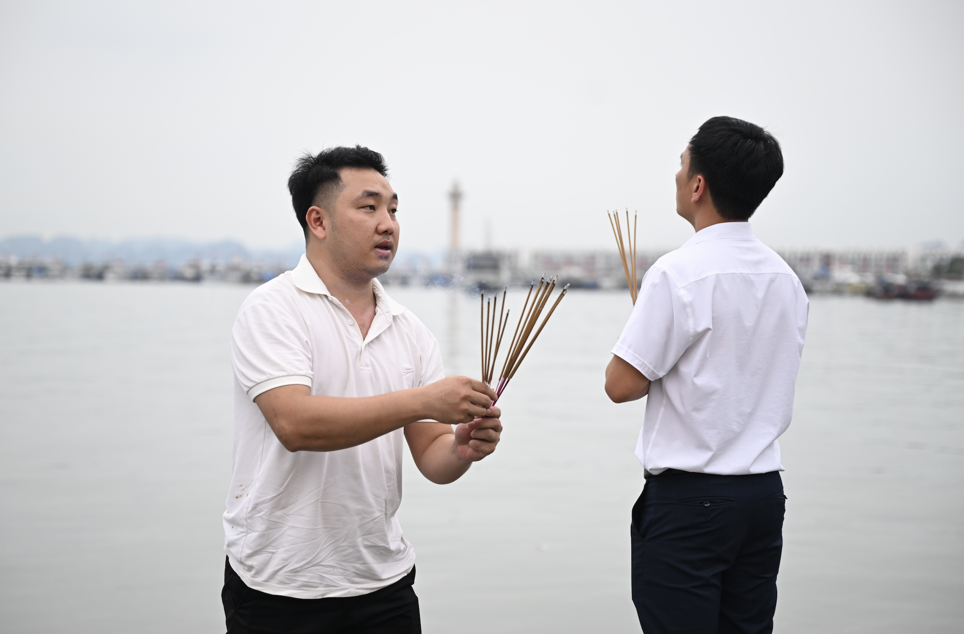 Vụ lật tàu Hạ Long: Tang thương bao trùm nhà tang lễ, người thân bật khóc bên áo quan - Ảnh 1.
