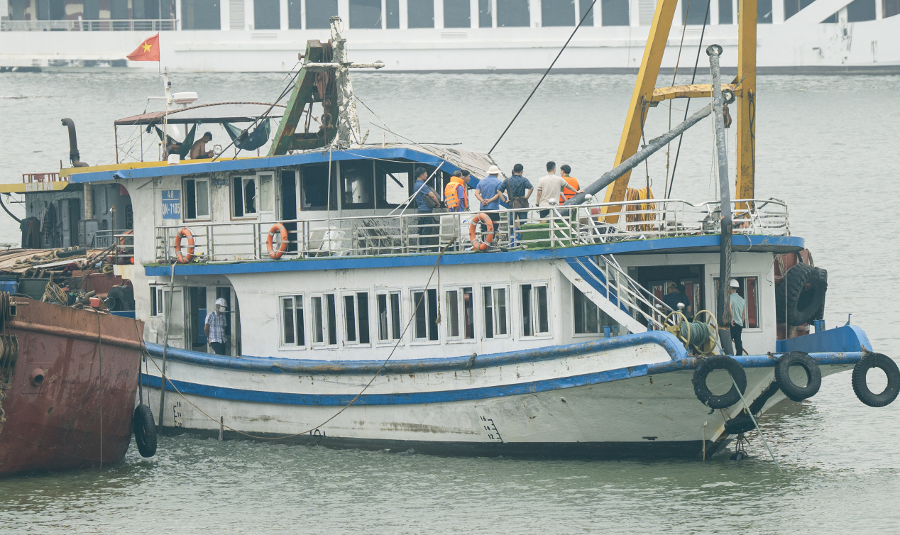 Những hình ảnh đầu tiên của tàu Vịnh Xanh sau khi được trục vớt: Boong tàu biến dạng, cửa kính vỡ vụn - Ảnh 3.