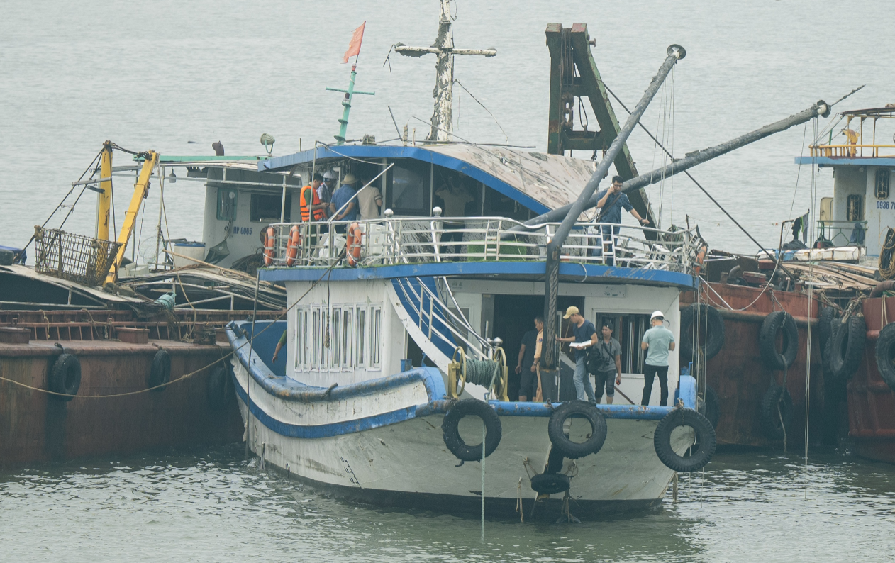 Những hình ảnh đầu tiên của tàu Vịnh Xanh sau khi được trục vớt: Boong tàu biến dạng, cửa kính vỡ vụn - Ảnh 4.
