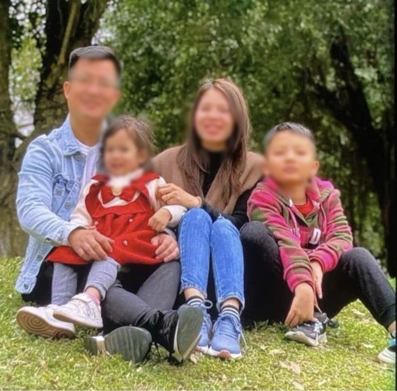 Bé trai 10 tuổi kể cho gia đình về những phút cuối khi &quot;bố kịp mặc áo phao, đẩy con lên rồi mất tích&quot; - Ảnh 2.