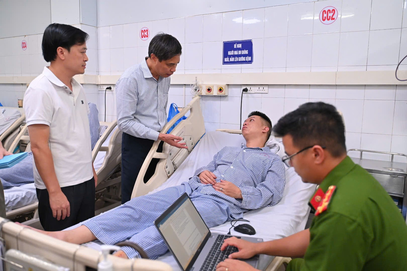 Vụ lật tàu ở Hạ Long: Lời kể của người vợ đang tìm chồng và 2 con mất tích- Ảnh 2. Vụ lật tàu ở Hạ Long: Lời kể của người vợ đang tìm chồng và 2 con mất tích- Ảnh 2.
