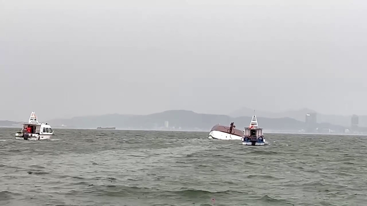 Vụ lật tàu ở Hạ Long: Tìm thấy thêm thi thể khi trục vớt tàu; 35 người tử vong - Ảnh 24.