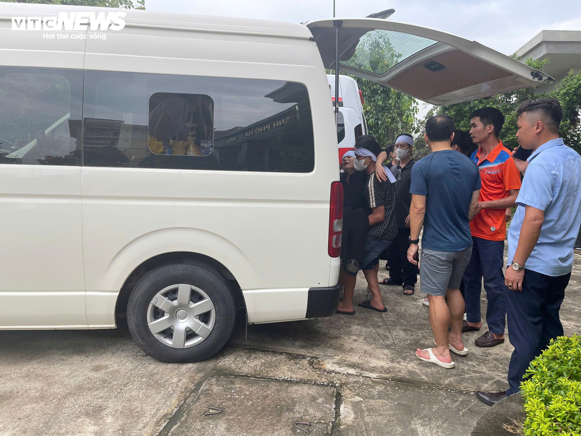 Con gái nạn nhân vụ lật tàu ở Hạ Long: 'Tôi sẽ đợi mẹ để đưa về nhà cùng bố' - Ảnh 3.