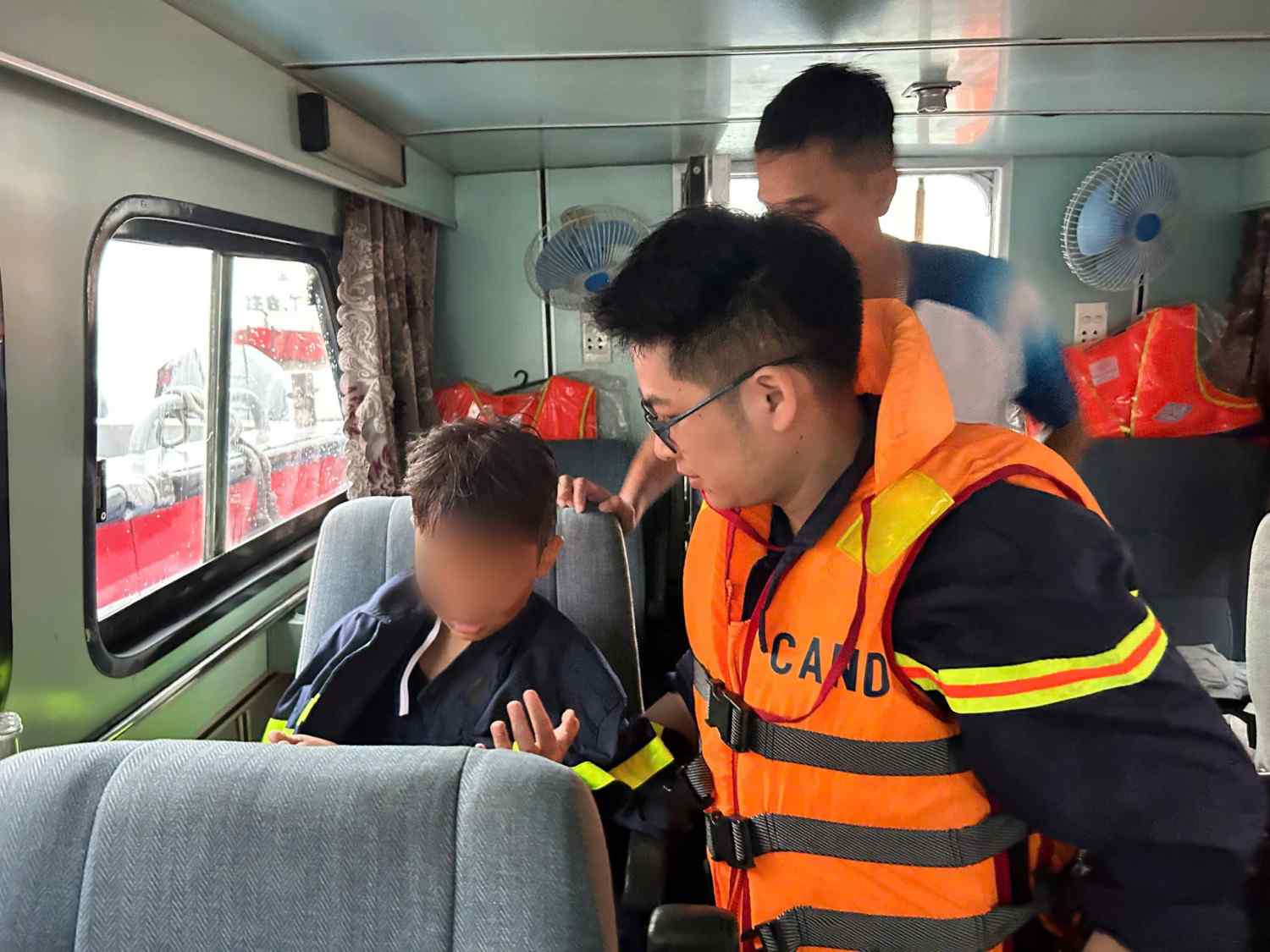 Bé trai 10 tuổi kể cho gia đình về những phút cuối khi &quot;bố kịp mặc áo phao, đẩy con lên rồi mất tích&quot; - Ảnh 1.