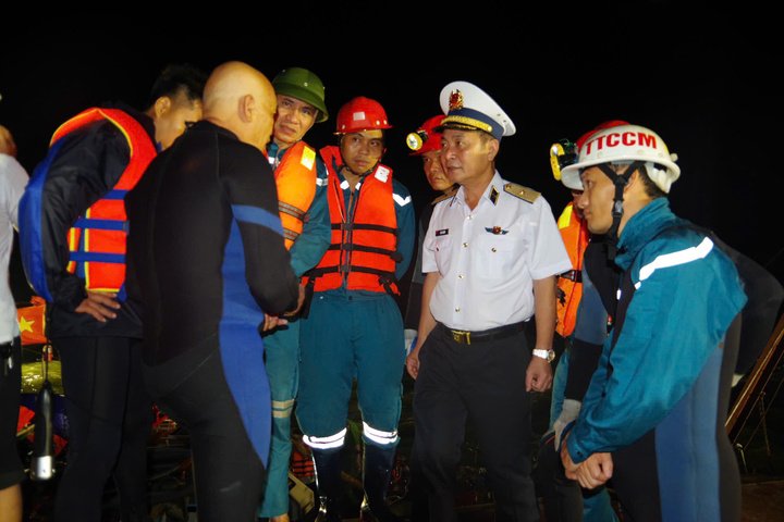 Vụ lật tàu ở Hạ Long: Tìm thấy thêm thi thể khi trục vớt tàu; 35 người tử vong - Ảnh 14.
