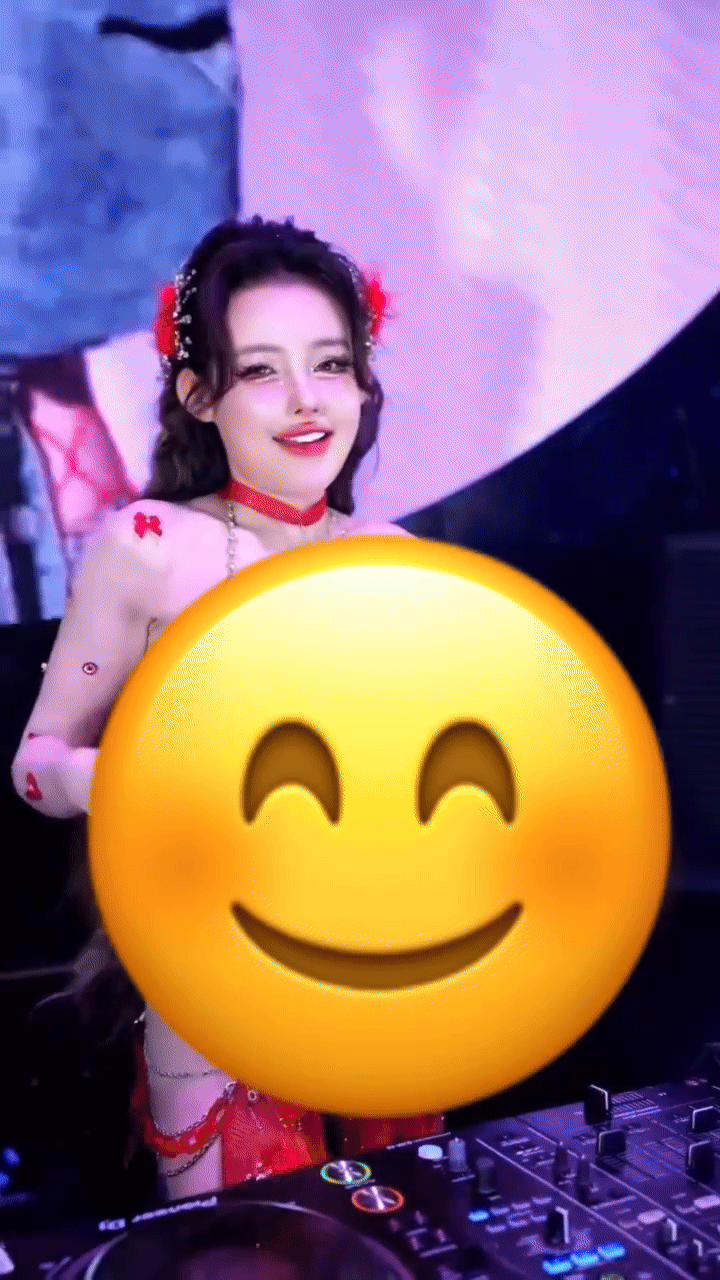 Ngao ngán vì hình ảnh phản cảm của DJ Ngân 98- Ảnh 6. Ngao ngán vì hình ảnh phản cảm của DJ Ngân 98- Ảnh 6.