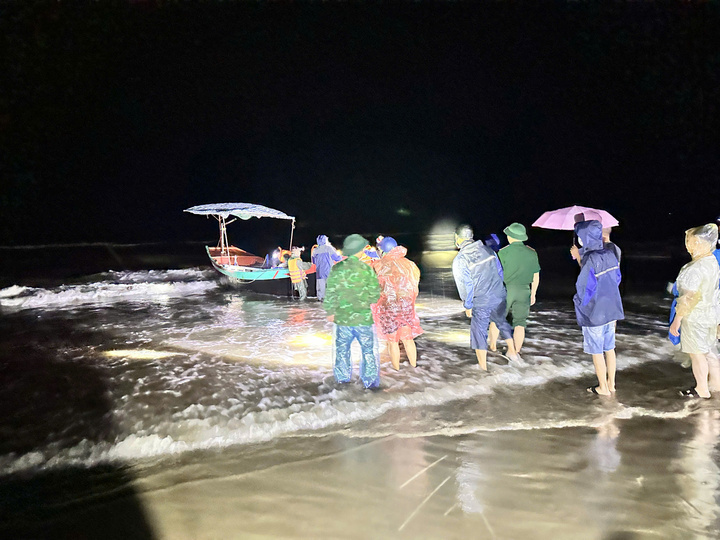 Hàng loạt thuyền bè của ngư dân Nghệ An - Hà Tĩnh gặp nạn trên biển - Ảnh 3.