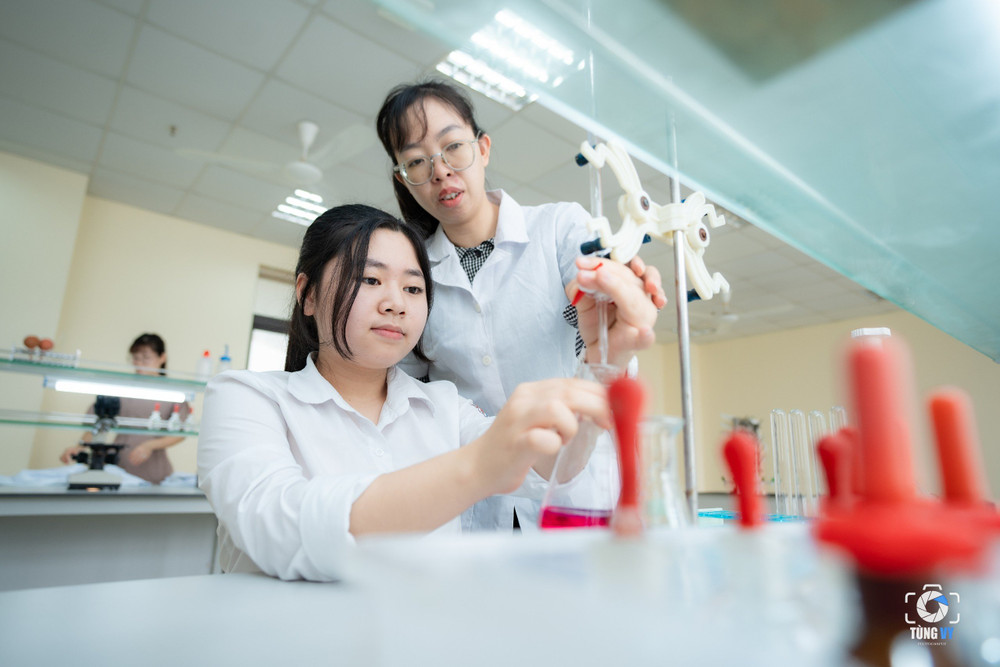 Ngôi trường hơn 450 tỷ của thủ khoa xinh nhất mùa thi tốt nghiệp THPT 2025: &quot;Đỉnh&quot; từ cơ sở vật chất đến chất lượng giáo dục - Ảnh 9.